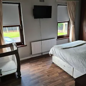 Massive 4 Bed Walking Distance To The Lights, Perfect For Business Trips Holiday home